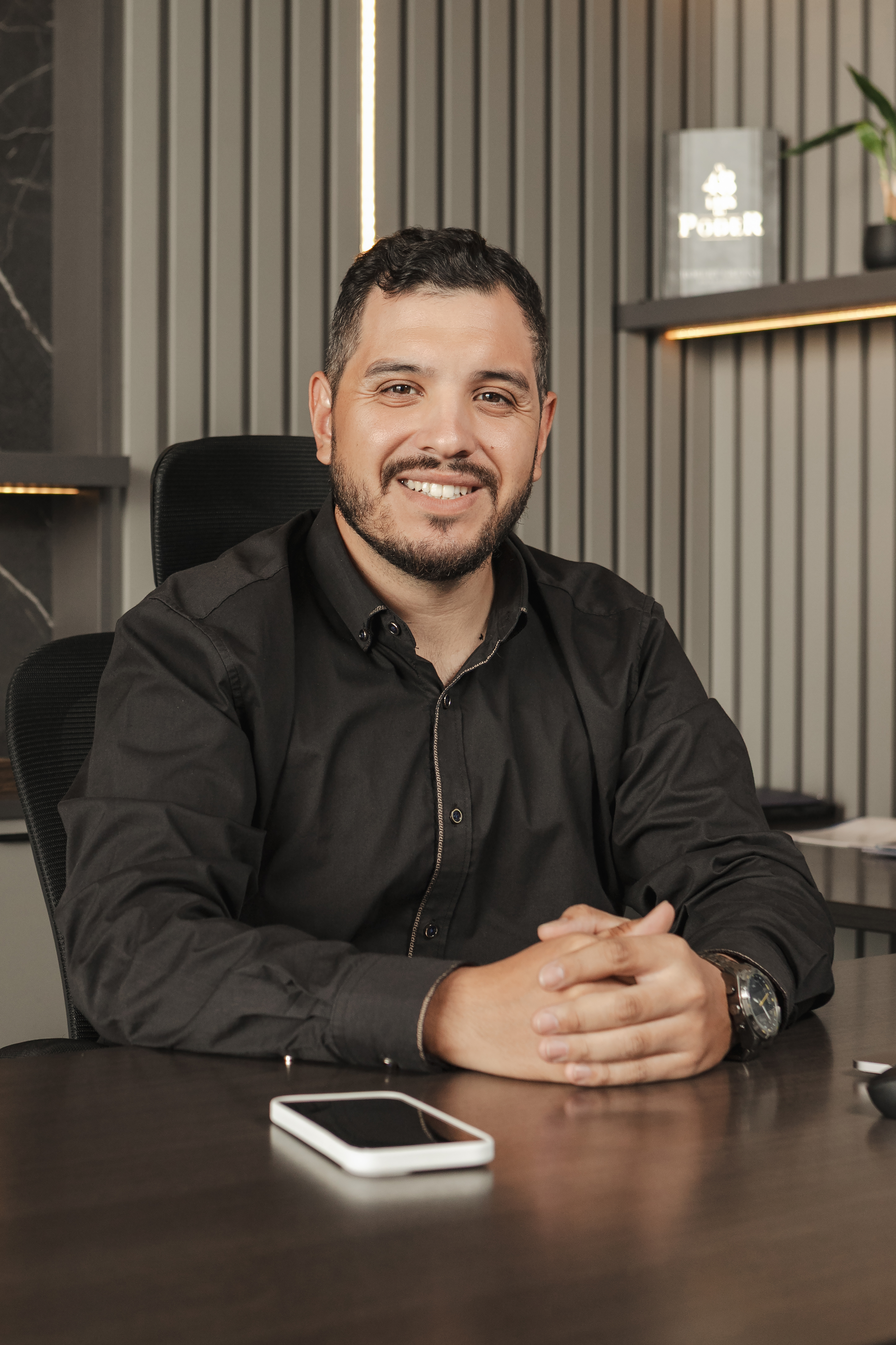 Geovane Piccinini sorrindo em seu escritório